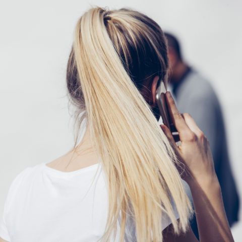 Finger, Hairstyle, Shoulder, Mobile phone, Street fashion, Long hair, Beauty, Blond, Cool, Brown hair, 
