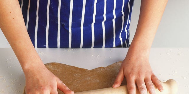 Finger, Hand, Ingredient, Nail, Flour, Powder, Rolling pin, Bread flour, All-purpose flour, Cooking, 