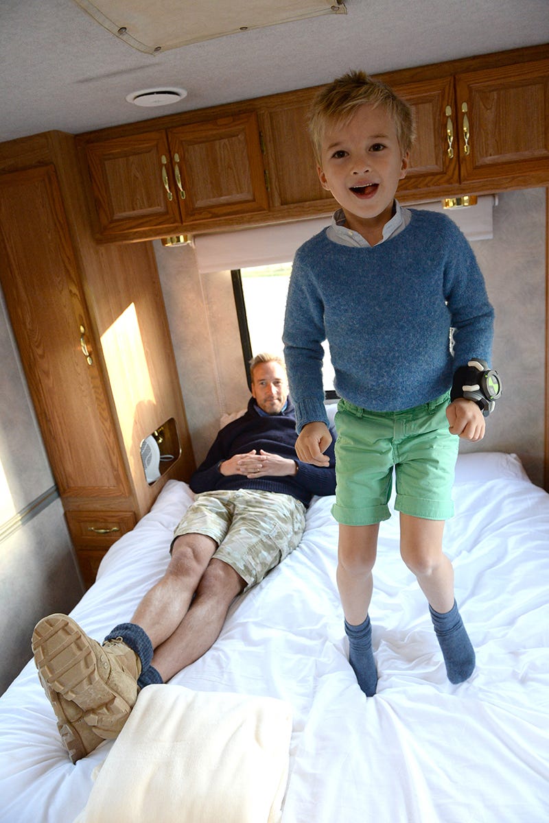 Leg, Human leg, Human body, Shoe, Room, Comfort, Joint, T-shirt, Knee, Elbow, 