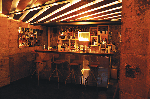 Lighting, Barware, Drinking establishment, Tavern, Light fixture, Restaurant, Pub, Stool, Bar, Distilled beverage, 