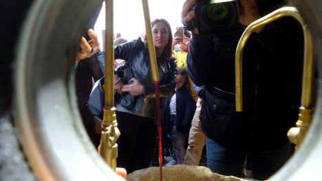 Human, Photograph, Amusement ride, Snapshot, Brass, Passenger, Amusement park, Mirror, 