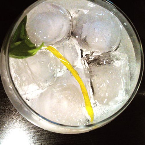 Ice cube, Gin and tonic, Vodka and tonic, Drink, Glass, Food, 