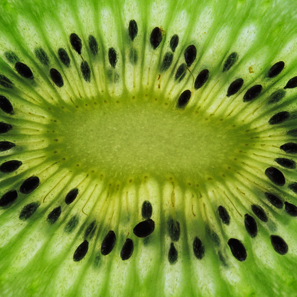 https://hips.hearstapps.com/goodhousekeeping-uk/main/embedded/34775/how-to-peel-kiwi.png?crop=1xw:0.5625xh;center,top&resize=1200:*