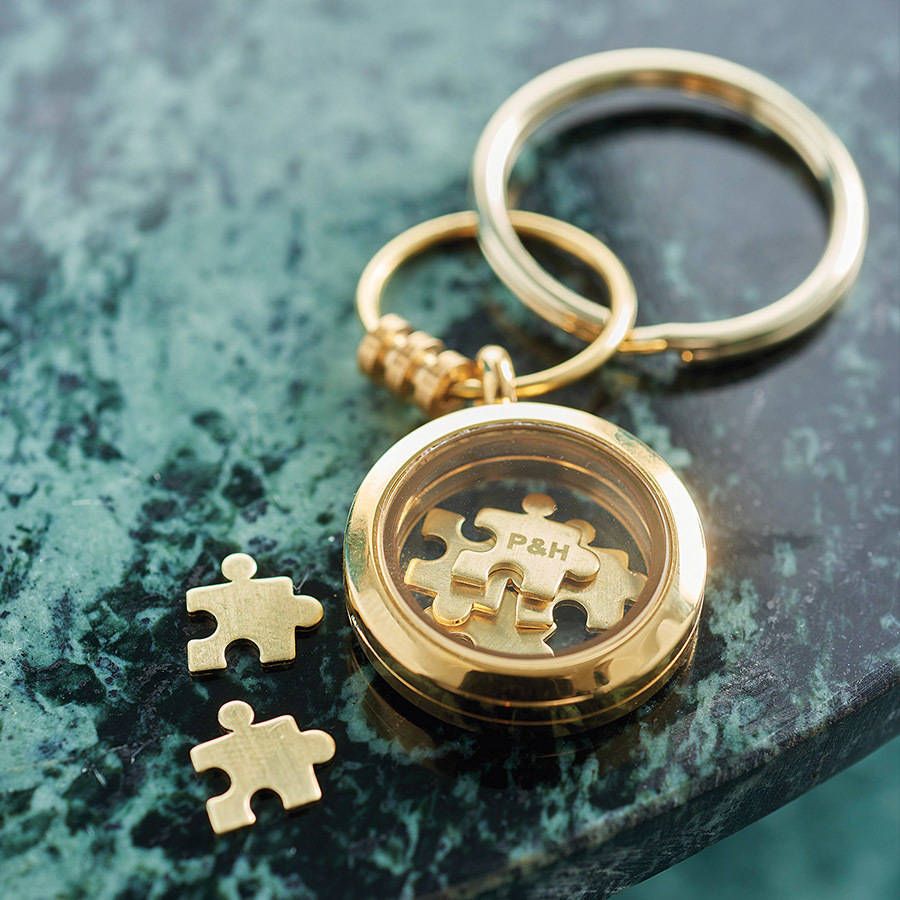 Symbol, Metal, Keychain, Brass, Circle, Cross, Material property, Still life photography, Religious item, Silver, 