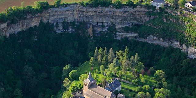 Vegetation, Landscape, Tree, House, Aerial photography, Bird's-eye view, Rural area, Roof, Hill station, Tourist attraction, 