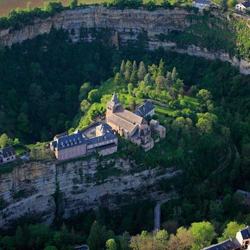 Vegetation, Landscape, Tree, House, Aerial photography, Bird's-eye view, Rural area, Roof, Hill station, Tourist attraction, 