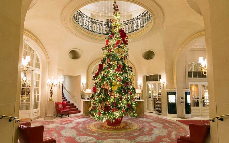 Lighting, Interior design, Christmas decoration, Room, Christmas tree, Ceiling, Interior design, Christmas ornament, Holiday, Flooring, 