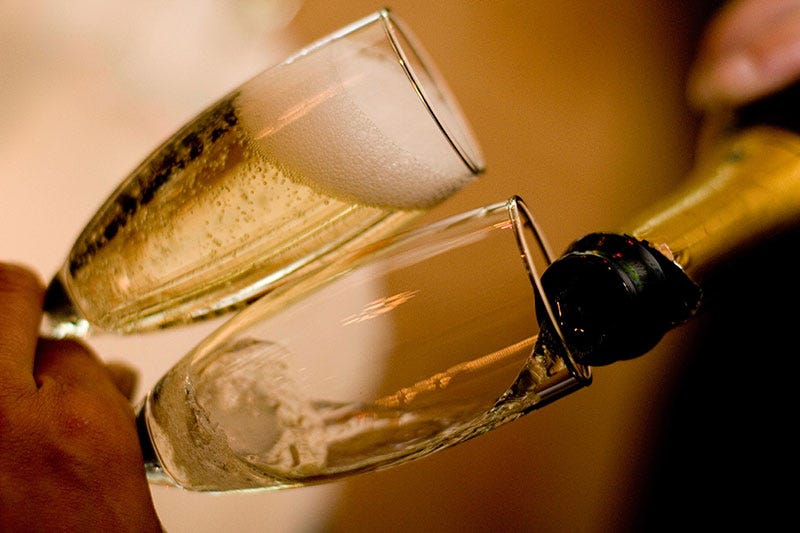 Fluid, Liquid, Glass, Drinkware, Stemware, Drink, Barware, Champagne stemware, Alcoholic beverage, White wine, 