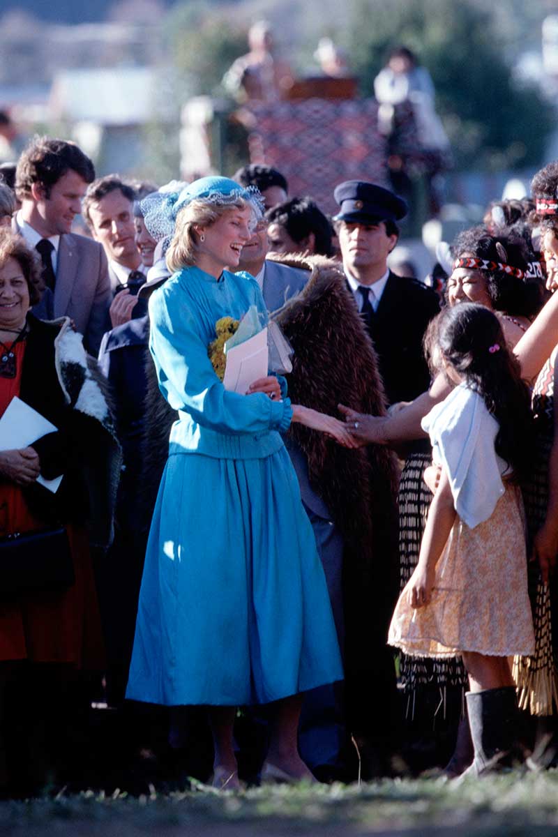 People, Event, Trousers, Dress, Coat, Suit, Crowd, Formal wear, Hat, Interaction, 