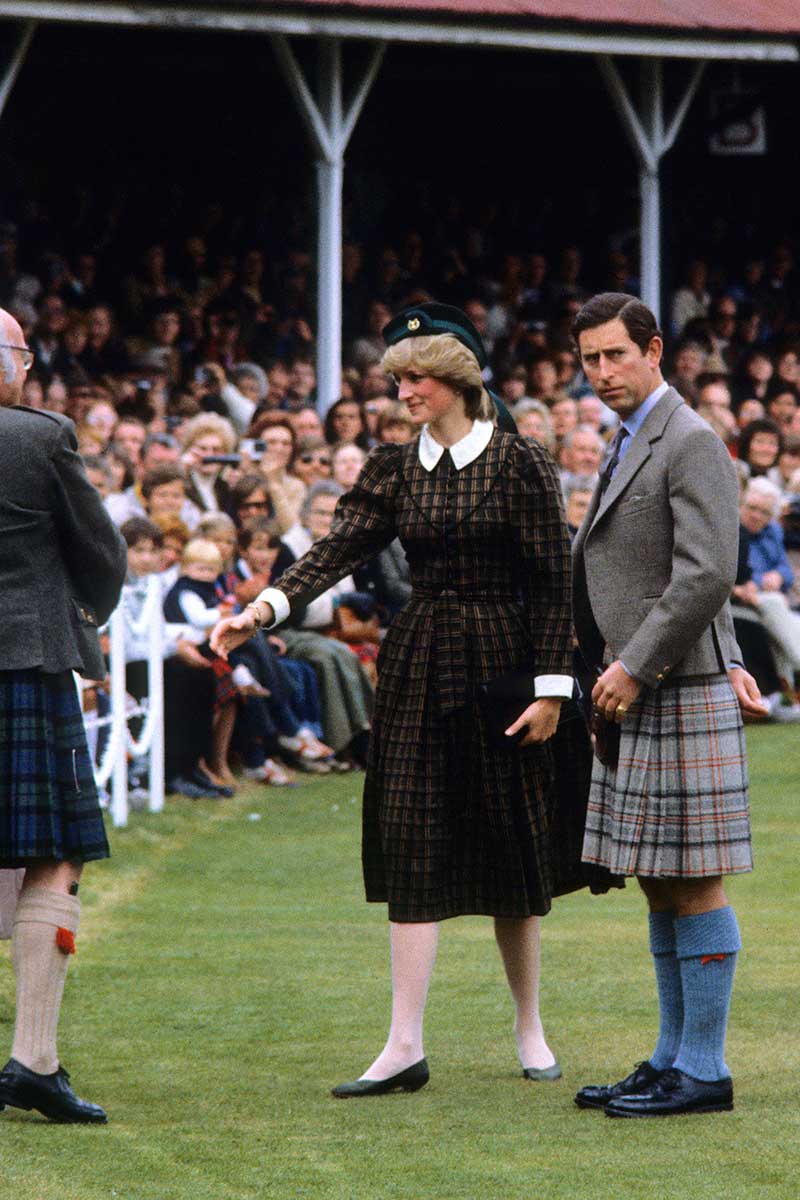 Footwear, Pattern, Kilt, Tartan, Textile, Crowd, Uniform, Plaid, Style, Fashion, 