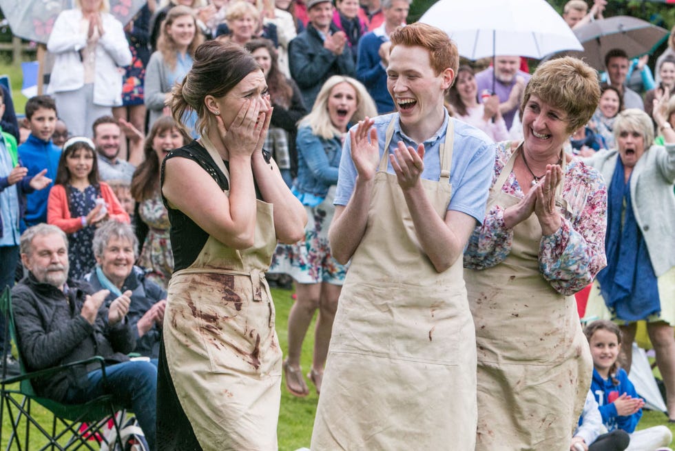 People, Crowd, Community, Audience, Necklace, Umbrella, Laugh, Feathered hair, 
