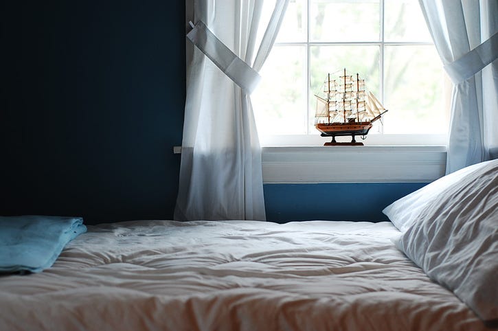 Bed, Interior design, Room, Bedding, Property, Textile, Bedroom, Bed sheet, Linens, Wall, 