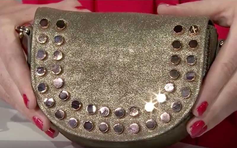 Finger, Nail, Fashion, Wallet, Natural material, Flesh, 