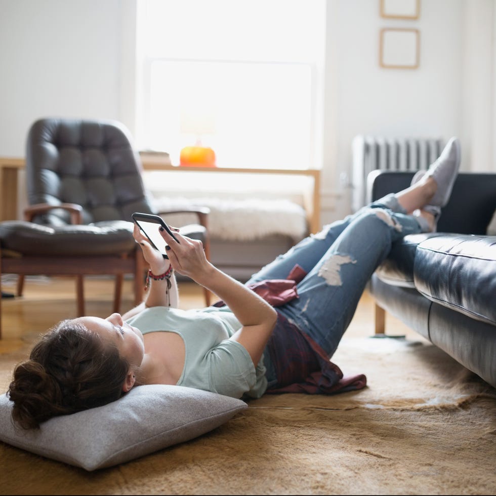 Comfort, Human body, Room, Human leg, Mammal, Living room, Furniture, Elbow, Couch, Interior design, 