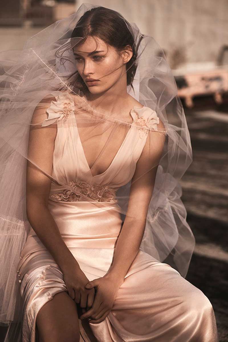 Skin, Shoulder, Joint, Sitting, Beauty, Jewellery, Necklace, Wedding dress, Thigh, Waist, 
