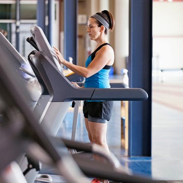 Human leg, Elbow, Sitting, Cap, Knee, Thigh, Lap, Exercise machine, Physical fitness, Ankle, 