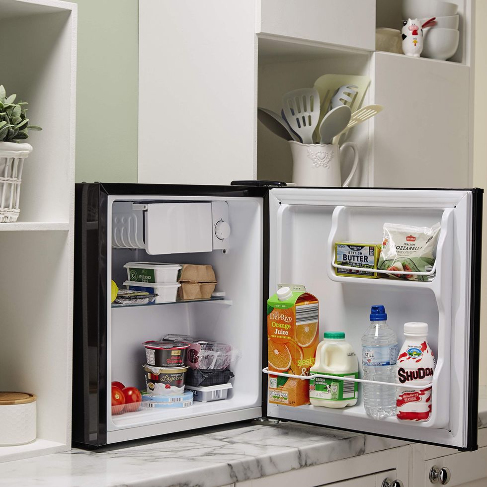 Major appliance, Freezer, Shelving, Kitchen appliance, Liquid, Serveware, Bottle, Refrigerator, Dishware, Home appliance, 