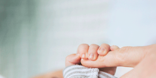 Finger, Skin, Comfort, Hand, Child, Nail, Baby & toddler clothing, Thumb, Toddler, Baby, 
