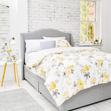 Bed sheet, Bed, Bedding, Furniture, Yellow, Bed frame, Duvet cover, Textile, Mattress, Duvet, 