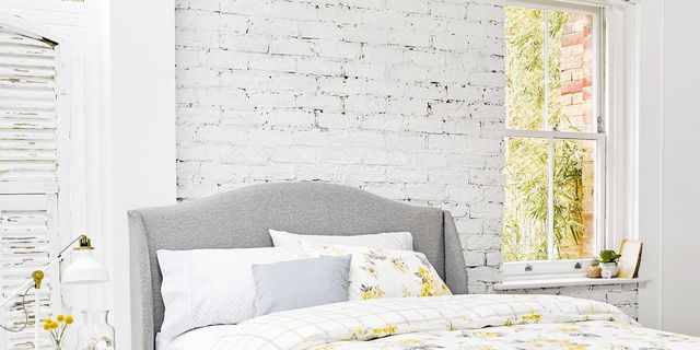 Bed sheet, Bed, Bedding, Furniture, Yellow, Bed frame, Duvet cover, Textile, Mattress, Duvet, 