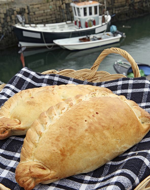 Food, Watercraft, Baked goods, Ingredient, Bread, Dish, Cuisine, Boat, Snack, Calzone, 