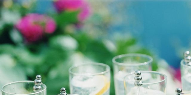 Drink, Highball glass, Water, Glass, Non-alcoholic beverage, Transparent material, Distilled beverage, Gin and tonic, Vodka and tonic, Lemonade, 