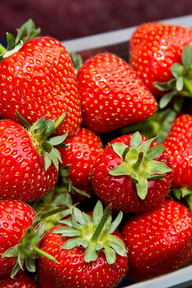 Natural foods, Strawberry, Strawberries, Fruit, Food, Frutti di bosco, Berry, Plant, Local food, Accessory fruit, 