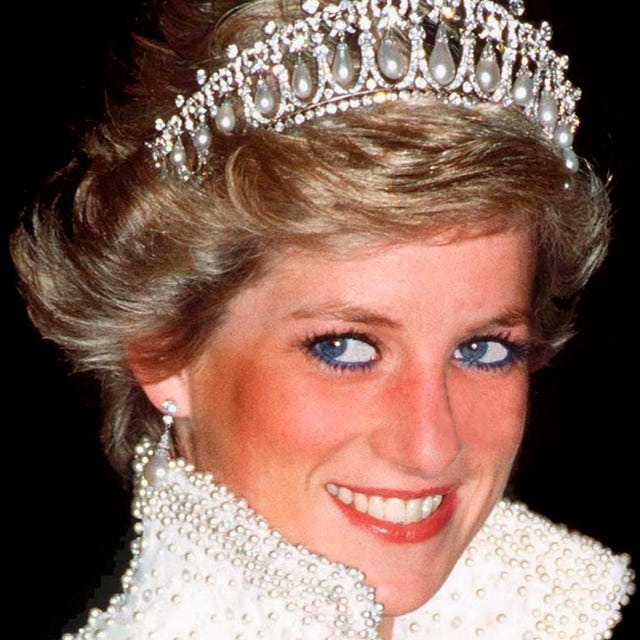 Headpiece, Hair, Hair accessory, Clothing, Fashion accessory, Hairstyle, Forehead, Jewellery, Tiara, Chin, 