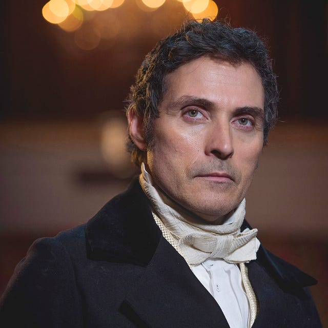 Mouth, Cheek, Collar, Chin, Eyebrow, Jaw, Formal wear, Neck, Scarf, Flash photography, 