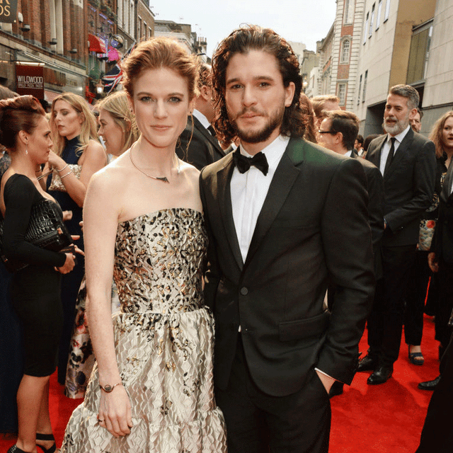 Red carpet, Dress, Carpet, Premiere, Clothing, Event, Fashion, Hairstyle, Shoulder, Flooring, 