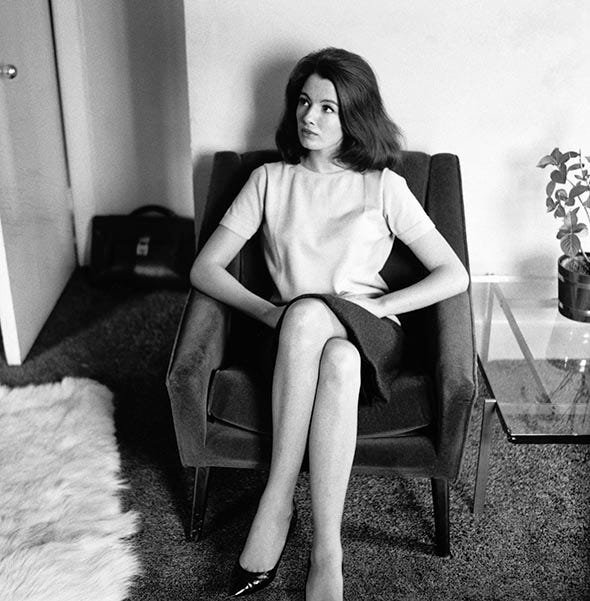 Photograph, Sitting, Leg, Black-and-white, Beauty, Photo shoot, Fashion, Monochrome, Photography, Human leg, 