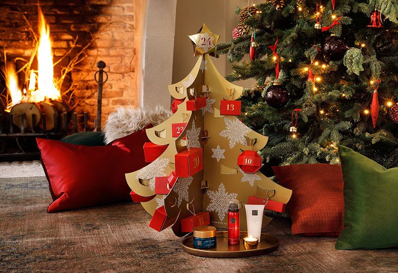 Christmas tree, Christmas decoration, Christmas, Christmas ornament, Tree, Christmas eve, Living room, Room, Christmas lights, Tradition, 