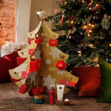 Christmas tree, Christmas ornament, Christmas, Christmas decoration, Tree, Christmas eve, Holiday ornament, Tradition, Interior design, Spruce, 