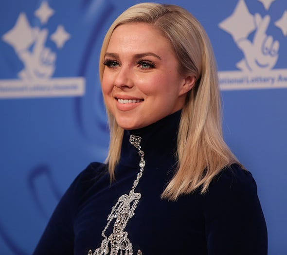Hair, Face, Blond, Hairstyle, Chin, Electric blue, Long hair, Smile, Television presenter, Layered hair, 
