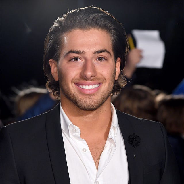 Hair, Facial expression, Eyebrow, Facial hair, Hairstyle, Forehead, Chin, White-collar worker, Smile, Premiere, 