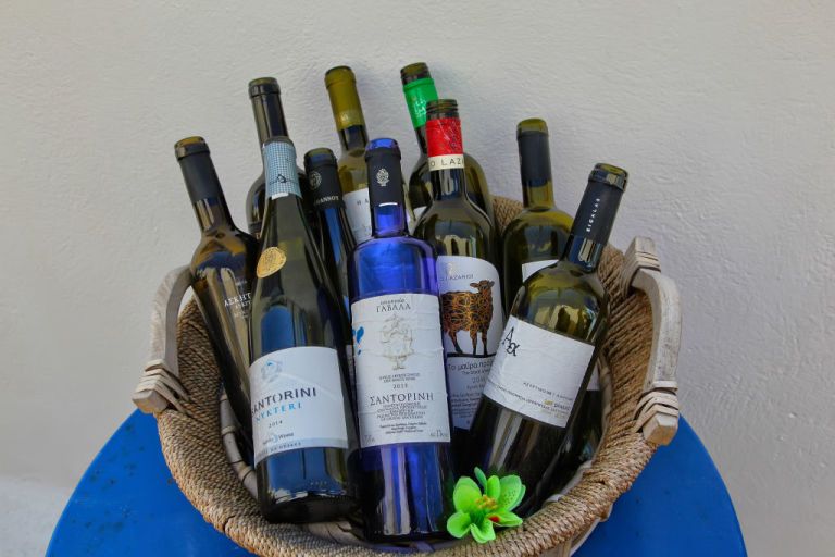 Wine bottle, Bottle, Product, Wine, Hamper, Alcohol, Drink, Gift basket, Glass bottle, Basket, 