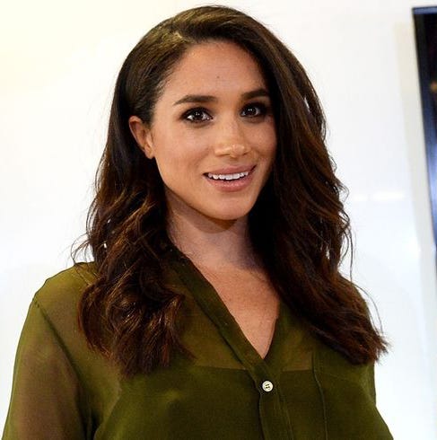 Hair, Face, Hairstyle, Eyebrow, Brown hair, Long hair, Beauty, Layered hair, Blond, Black hair, 