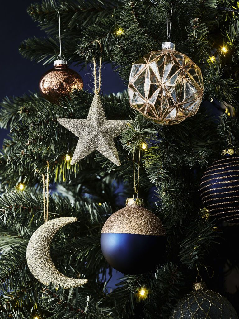 Christmas ornament, Christmas, Holiday ornament, Christmas decoration, Tree, Ornament, Christmas tree, Christmas eve, Interior design, Event, 