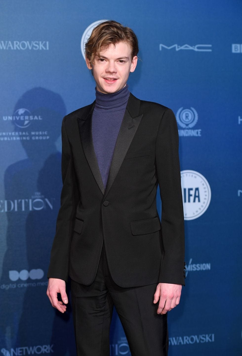 Suit, Clothing, Formal wear, Tuxedo, Cobalt blue, White-collar worker, Hairstyle, Premiere, Event, Blazer, 