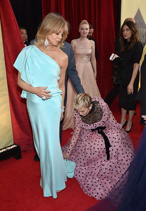 Red carpet, Carpet, Clothing, Dress, Shoulder, Fashion, Flooring, Hairstyle, Premiere, Gown, 