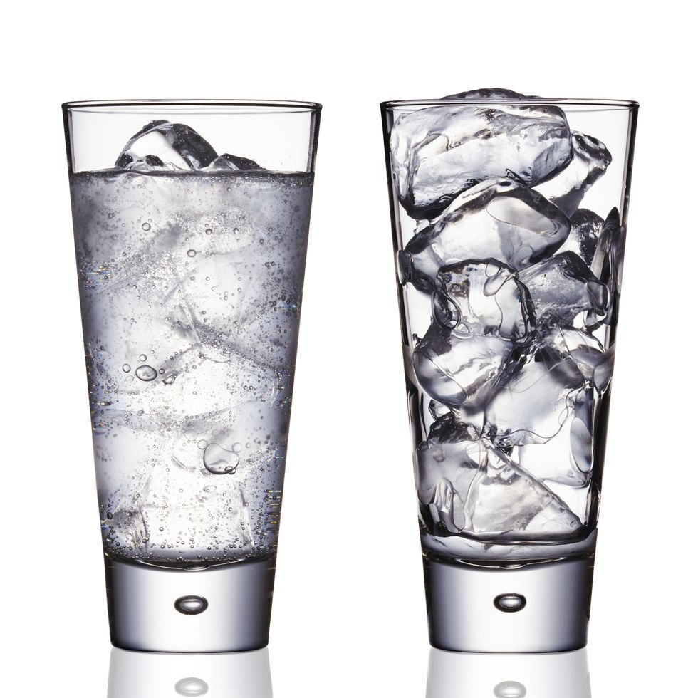 Highball glass, Water, Tumbler, Drink, Drinkware, Old fashioned glass, Glass, Distilled beverage, Pint glass, Vodka, 