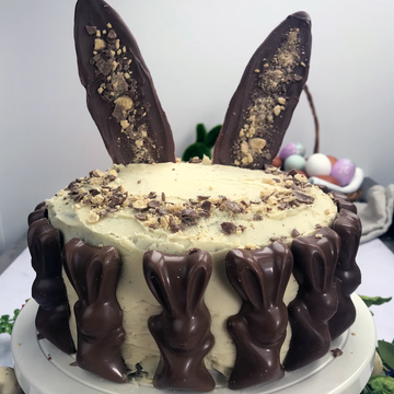 Cake, Chocolate cake, Food, Dessert, Chocolate, Buttercream, Icing, Cake decorating, Dish, Cuisine, 