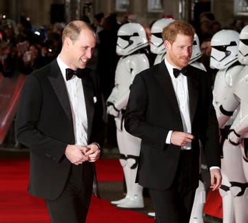 Red carpet, Suit, Carpet, Premiere, Formal wear, Event, Tuxedo, Flooring, Fictional character, 