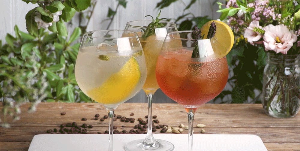 Drink, Yellow, Glass, Cocktail, Wine glass, Table, Distilled beverage, Juice, Non-alcoholic beverage, Brunch, 