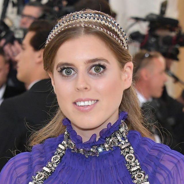 Hair, Face, Eyebrow, Headpiece, Hair accessory, Beauty, Hairstyle, Head, Lip, Jewellery, 