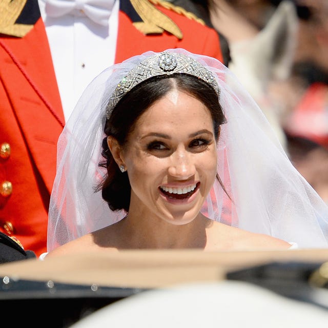 Hair, Facial expression, Bride, Headpiece, Veil, Smile, Hairstyle, Beauty, Tradition, Bridal veil, 