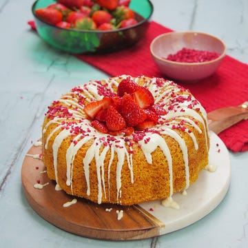 Dish, Food, Cuisine, Dessert, Ingredient, Strawberry, Gugelhupf, Baked goods, Strawberries, Glaze, 