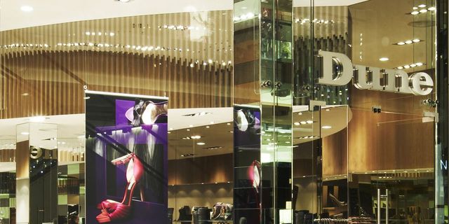 Display window, Building, Shopping mall, Display case, Interior design, Architecture, Retail, Glass, Advertising, Window, 