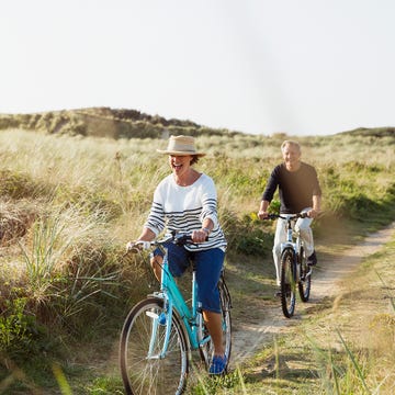 People in nature, Bicycle, Cycling, Vehicle, Outdoor recreation, Recreation, Grass, Cycle sport, Mountain bike, Grassland, 
