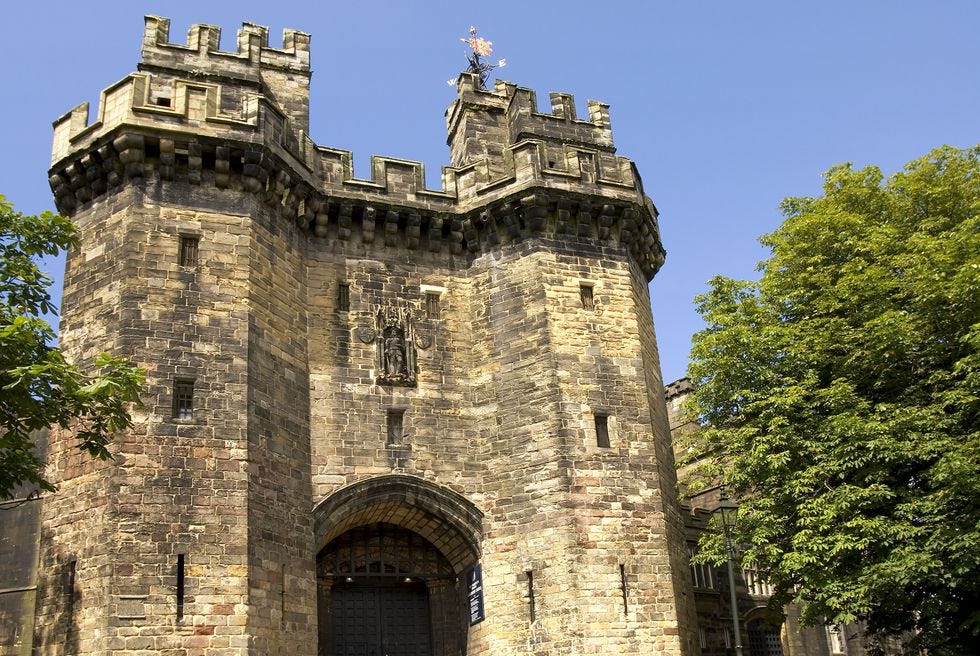 Medieval architecture, Landmark, Castle, Building, Architecture, Wall, Historic site, Château, Turret, Fortification, 